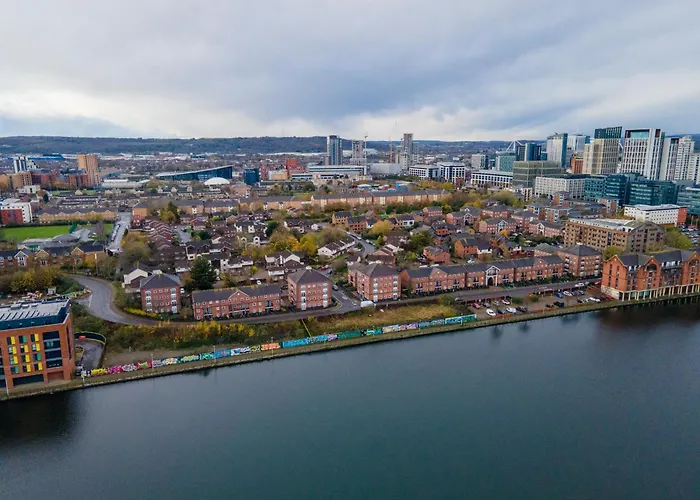 Stunning Cardiff Wharf View 4 Bed Free Parking