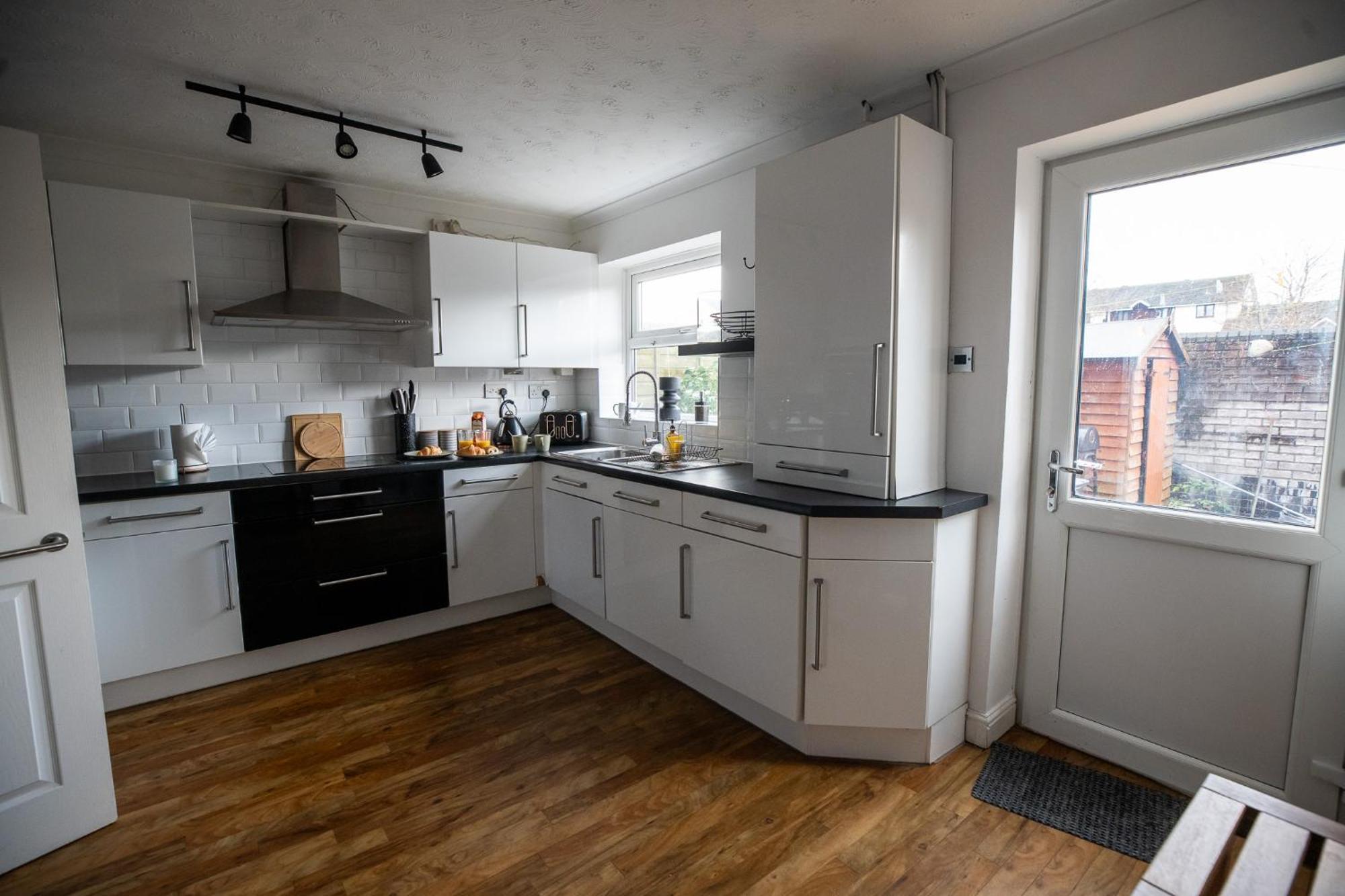 Stunning Wharf View 4 Bed Free Parking * Cardiff