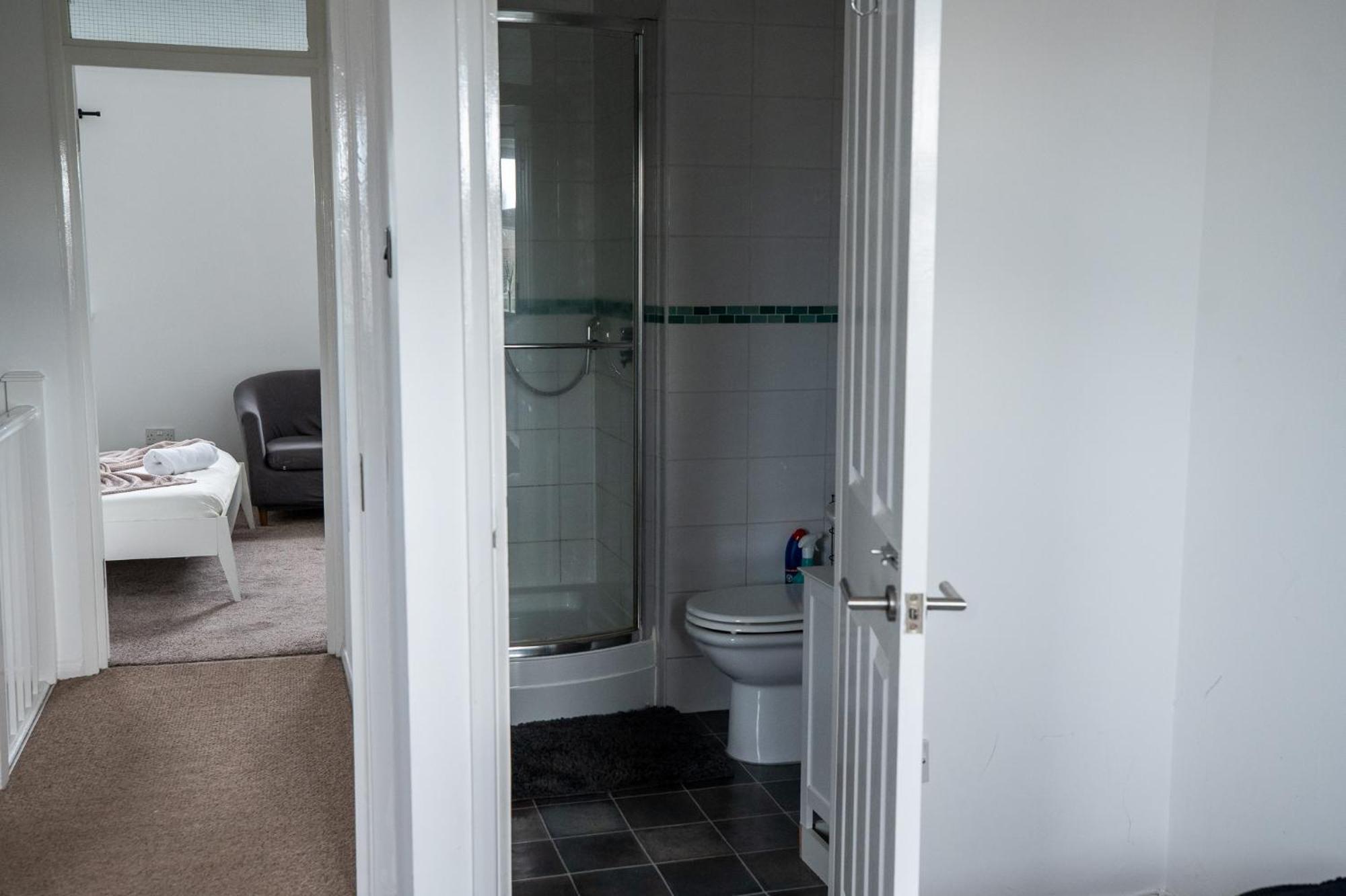 Stunning Wharf View 4 Bed Free Parking * Cardiff