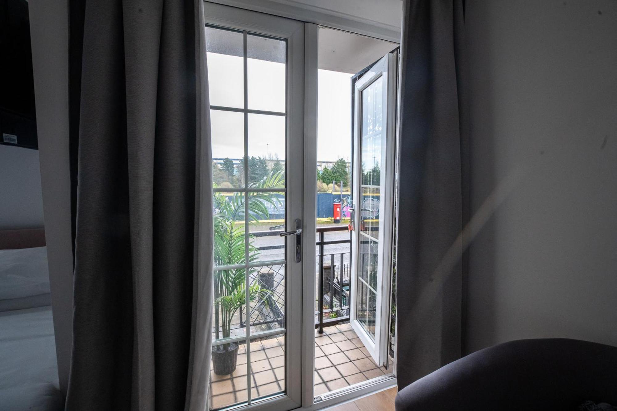 Stunning Wharf View 4 Bed Free Parking Cardiff